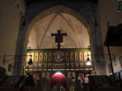 ...mentre sollevando lo sguardo notiamo due differenti soffitti. Per il presbiterio � evidente una volta a crociera tardo- medievale...